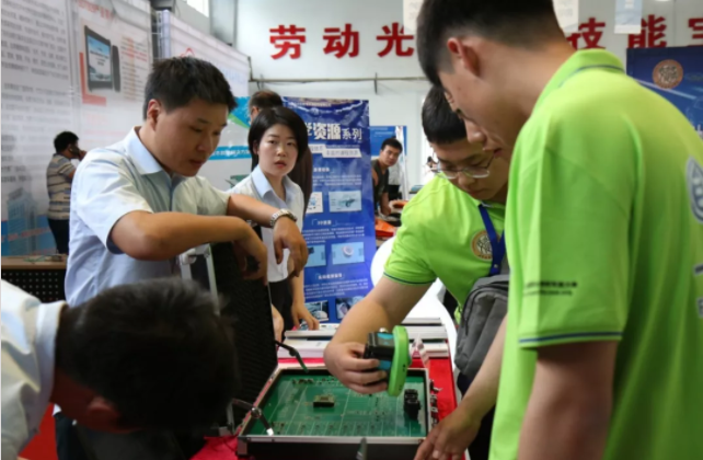 深圳風(fēng)向標(biāo)教育資源股份有限公司 深圳風(fēng)向標(biāo)教育資源股份有限公司