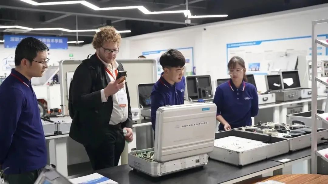 深圳風(fēng)向標(biāo)教育資源股份有限公司 深圳風(fēng)向標(biāo)教育資源股份有限公司